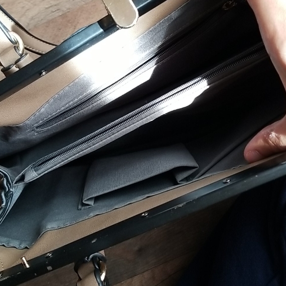 Tan purse - Picture 2 of 3